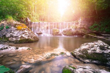 Avrupa'da güzel manzara: Alp Nehri, şelale ve sunli