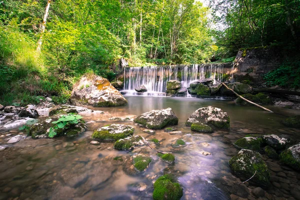 Красивий ландшафт в Європі: Альпійська Ріка і водоспад у — стокове фото