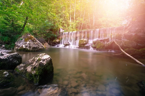 Красивий ландшафт в Європі: гірські річки, водоспад і Сулі — стокове фото