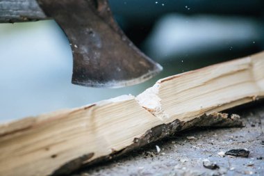 Ateş için odun alma: Keskin balta bir blok üzerinde odun kesme