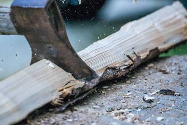 Ateş için odun alma: Keskin balta bir blok üzerinde odun kesme