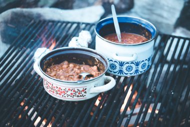 şenlik ateşinde pişirme: Bir kamp gezisinde lezzetli güveç