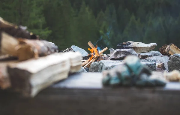 Lagerfeuer machen: Kleine Flamme auf einem Zeltausflug, Abenteuer-Outdo — Stockfoto