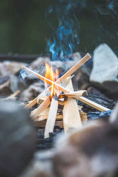 Lagerfeuer machen: Kleine Flamme auf einem Zeltausflug, Abenteuer-Outdo — Stockfoto