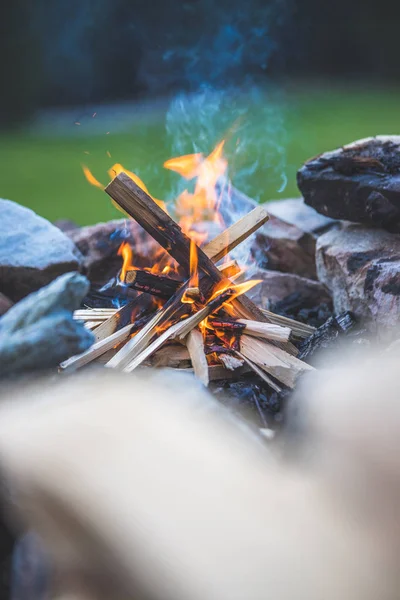 Making a bonfire: Small flame on a camping trip, adventure outdo — Stock Photo, Image