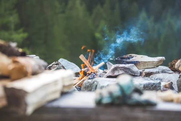 Making a bonfire: Small flame on a camping trip, adventure outdo — Stock Photo, Image