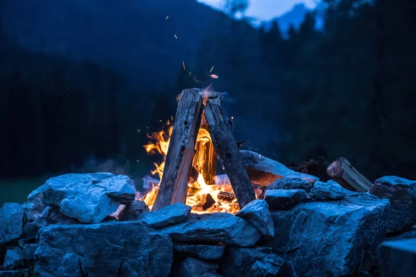 Camping båeleld med gula och röda flammor på sommaren, skog. Co — Stockfoto