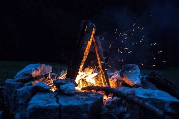 露营篝火与黄色和红色的火焰在夏天，森林。Co — 图库照片