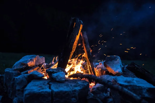 露营篝火与黄色和红色的火焰在夏天，森林。Co — 图库照片