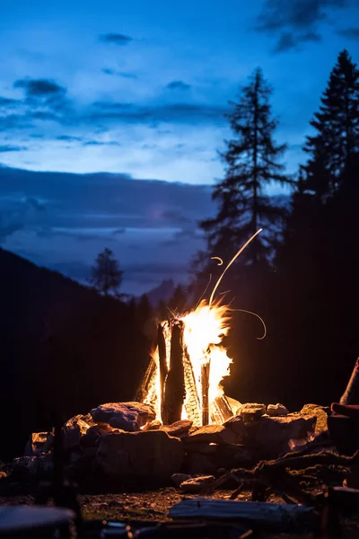 Camping feu de joie avec des flammes jaunes et rouges en été, forêt. Co — Photo