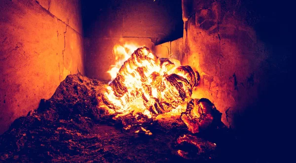 Llama de fuego en la estufa, naranja y negro — Foto de Stock