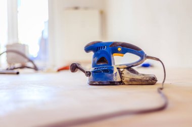 Evde yenileme: yenileme ve taşlama için zÜpve aracı 