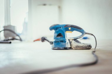 Evde yenileme: yenileme ve taşlama için zÜpve aracı 