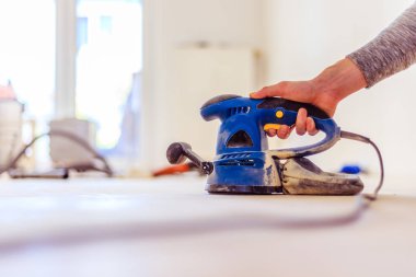 Evde yenileme: yenileme ve taşlama için zÜpve aracı 