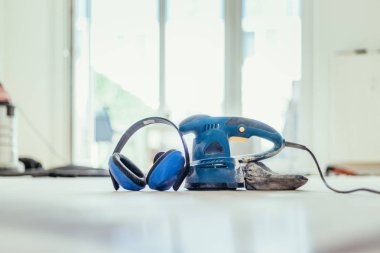 Evde yenileme: yenileme ve taşlama için zÜpve aracı 