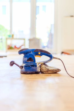 Evde yenileme: yenileme ve taşlama için zÜpve aracı 