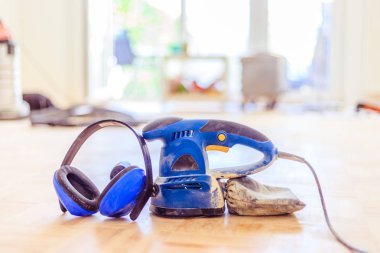 Evde yenileme: yenileme ve taşlama için zÜpve aracı 