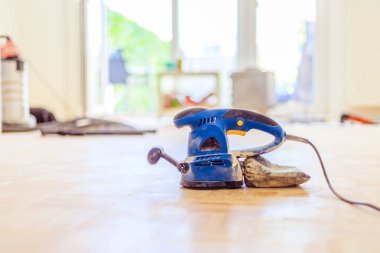 Evde yenileme: yenileme ve taşlama için zÜpve aracı 