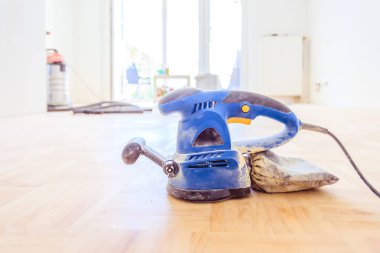 Evde yenileme: yenileme ve taşlama için zÜpve aracı 