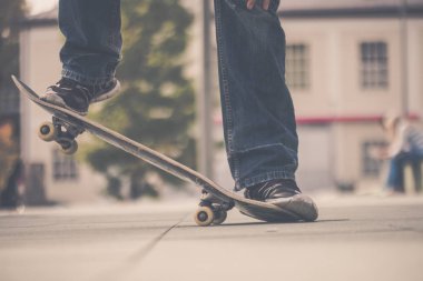 bir kaykay ile spor ayakkabı adam 