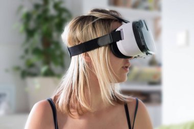 Sanal gerçeklikteki genç kadın (Vr) gözlükleri
