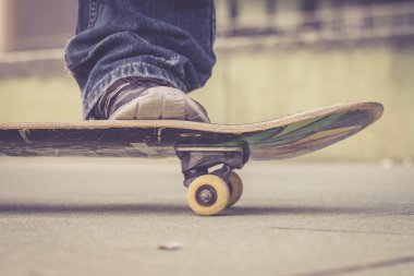 bir kaykay ile spor ayakkabı adam 