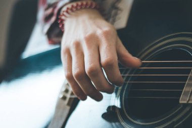 Gitar çalan adama yaklaş.