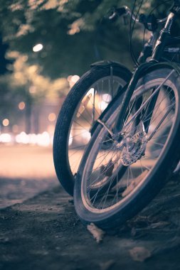  Bulanık park arka planında bisikletler