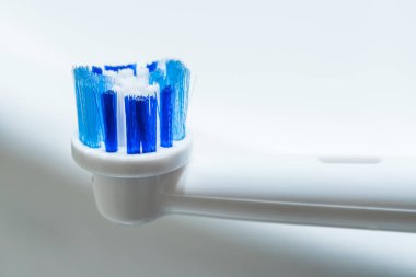 Beyaz elektronik ultrasonik diş fırçası beyaz arka planda izole edilmiş.
