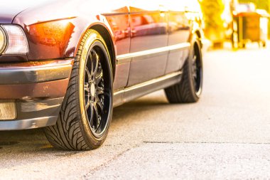 Asfalt yolundaki yeni araba parkının önünü kapatın. 