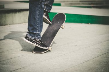 bir kaykay ile spor ayakkabı adam 