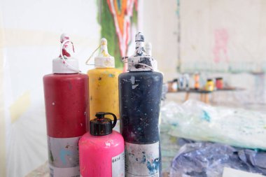 Arka planda sprey boya kutuları, kapatın.