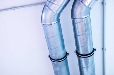 Su borularına yakın çekim, seçici odak.