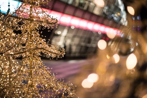 Nahaufnahme Der Weihnachtsbeleuchtung Vor Einem Einkaufszentrum Defokussiert — Stockfoto