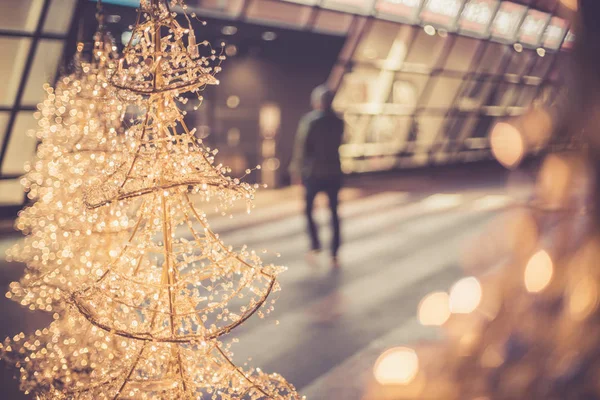 Nahaufnahme Der Weihnachtsbeleuchtung Vor Einem Einkaufszentrum Defokussiert — Stockfoto