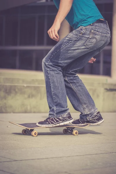 スケートボードを持つスニーカーの男 — ストック写真