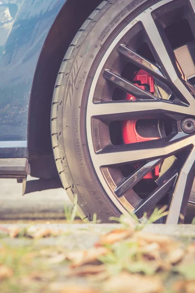 도로에 자동차의 타이어 — 스톡 사진