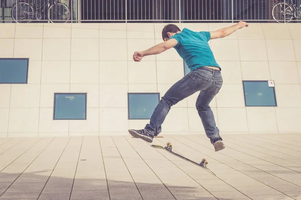 Samec Skateboardista Dělá Skok Trik — Stock fotografie