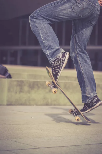 Homem Tênis Com Skate — Fotografia de Stock