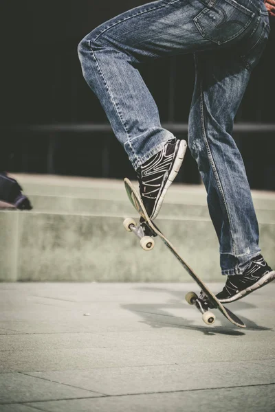 Muž Teniskách Skateboard — Stock fotografie