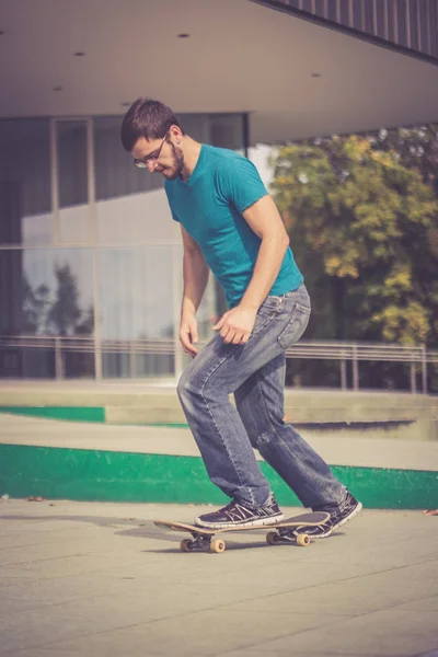 Samec Skateboardista Dělá Skok Trik — Stock fotografie