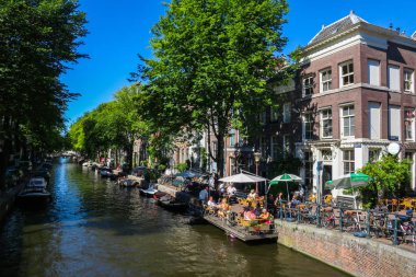 Hollanda, Amsterdam 'da tekneli kanal manzarası