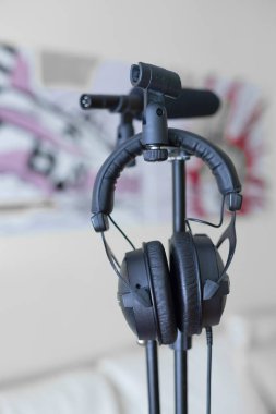 Oda arkasında siyah kulaklıklar.. 