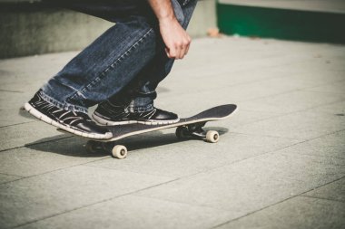 bir kaykay ile spor ayakkabı adam 