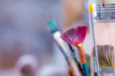 Arkaplanda boya fırçaları, kapat