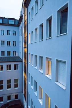 akşamları pencereli modern binalar