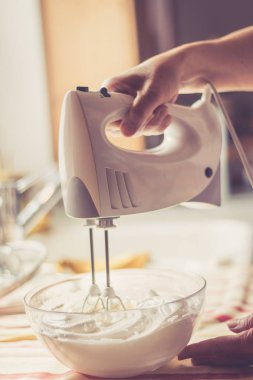 Kadın mutfakta hamur hazırlıyor.