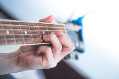 Bir sunburst batı gitar çalan genç adam