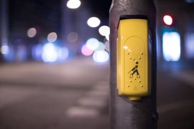 Şehirdeki bulanık trafik işareti