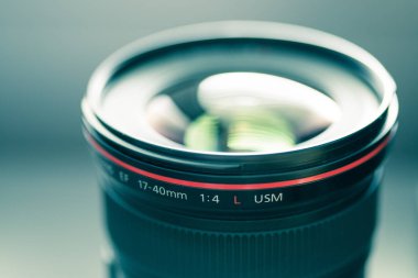 Beyaz bir arka plan üzerinde lens. 